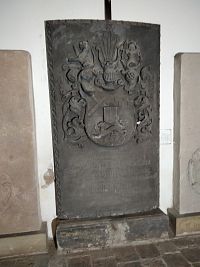 Jeden z náhrobních kamenů v kostele