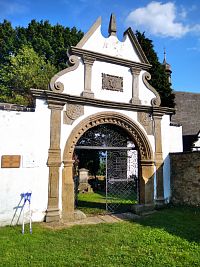 Renesanční hřbitovní brána z r.1615