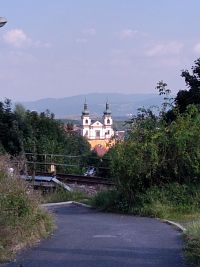 Pohled od kostelíku k Bazilice v Bohosudově