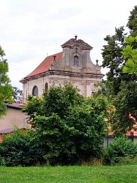 Pohled na kostel od rybníku