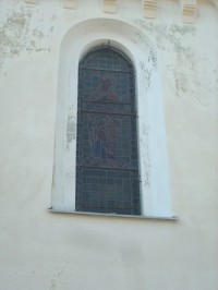 Jedno z vitrážových oken kostela....