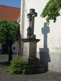 Kříž u zadní strany kostela naproti soše sv.Valentina
