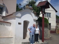 Starosta obce s naší turistkou Aničkou u kaple