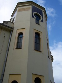 Pohled na věž synagogy