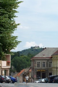 Pohled k vrchu Ostré na Kalvárii od kostela