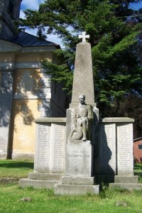 Pomník obětem 1.světové války před kostelem