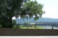 Pohled k železničnímu mostu