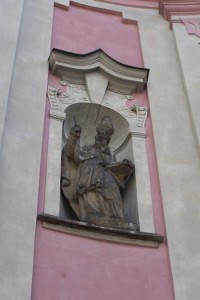 Socha sv.Blažeje nad portálem