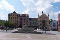 Pohled z Masarykova náměstí na budovu soudu a kašny