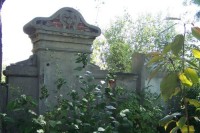 Pozůstatek náhrobní zdi s pomníkem