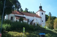 Kostel Šimona a Judy a novorenesanční dům v Týnci nad Sázavou.