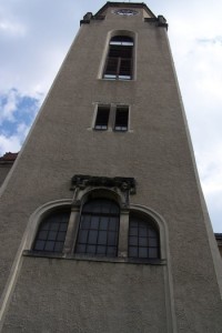 Pohled  na věž kostela