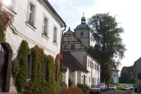 Pohled od obou paláců ke kostelu