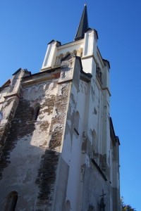 13.Záběr k věži kostela...