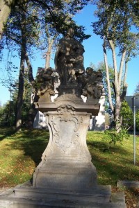 8.Napravo-na kraji náměstí socha sv.Jana Nepomuckého