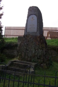 3.Památník obětem 1. a 2.světové války na křižovatce v Holanech