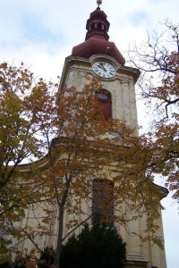 4.Kostel sv.Maří Magdaleny v záplavě podzimního listí