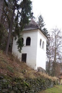65.Pohled na zvonici od kostela
