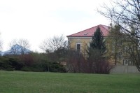 21.Vlevo vykukuje vrch Bořeň u Bíliny a napravo je historická Stýblova vila