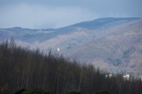 30.Krušné hory-vlevo věž hradu Rýzmburk-napravo vysílač na Dlouhé louce
