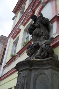 3.Záběr na sochu sv.Jana Nepomuckého z opačné strany