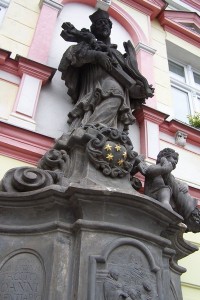 Zajímavý měšťanský dům č.202 v Oseku se sochou sv.Jana Nepomuckého