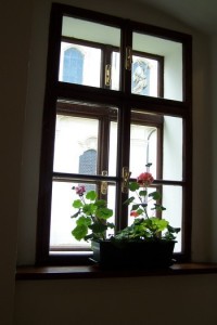 13.Pohled z okna Inf.centra ke kostelu