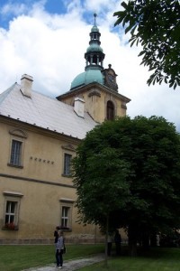 48.Pohled na věž kláštera z malého nádvoří