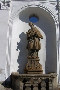 25.Socha sv.Jana Nepomuckého na rohu zámku