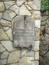27.Tabule v hebrejštině před hřbitovem