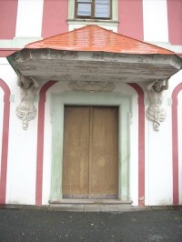 16.Detail stříšky nade dveřmi zámku