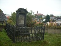 11.Hrobka na bývalém hřbitově u kostela-pohled k zámku...