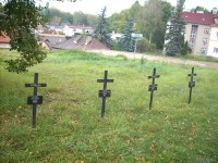 12.Pár pomníčků s křížky padlých vojáků...