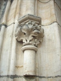 28.Detail ozdobné hlavice vedle dveří do sakristie