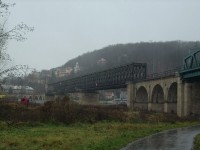 25.Pohled k vilám od železnič.mostu