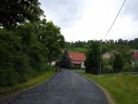 Silnice ke středu obce Lbín