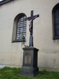 5.Kříž u boční strany kostela