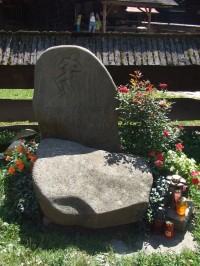 Léto12 - Dřevěné městečko - hrob Emila Zátopka