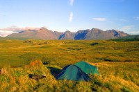 Nejkrásnější tábořiště na ostrově Skye- na obzoru hory Cuillins