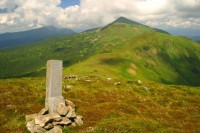 Starý československý hraniční kámen, v pozadí nejvyší hora (kdysi) Podkarpatské Rusy a dnes celé Ukrajiny- Goverla