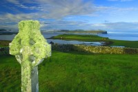 Keltský kříž na samém konci Skye, na obzoru ostrovy Vnějších Hebrid