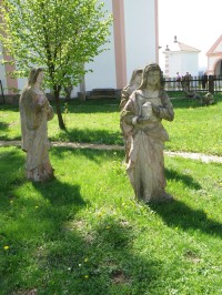sochy v zahradě