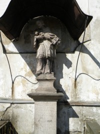 socha u kostela
