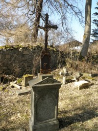 náhrobky ze zrušeného hřbitova