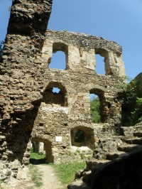 zřícenina hradu Roupov - východní gotické křídlo