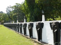 Hlavní zeď chrámu zdobí sloni