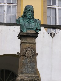 Chrudim – Pomník Viktorina Kornela ze Všehrd (1460 - 1520)