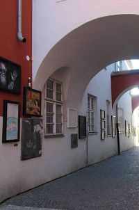 venkovní galerie na náměstí Míru ve Svitavách