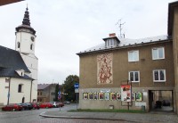 vyhlídková věž kostela sv. Mikuláše naproti kina