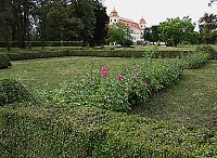 pohled na zámek z Růžové zahrady